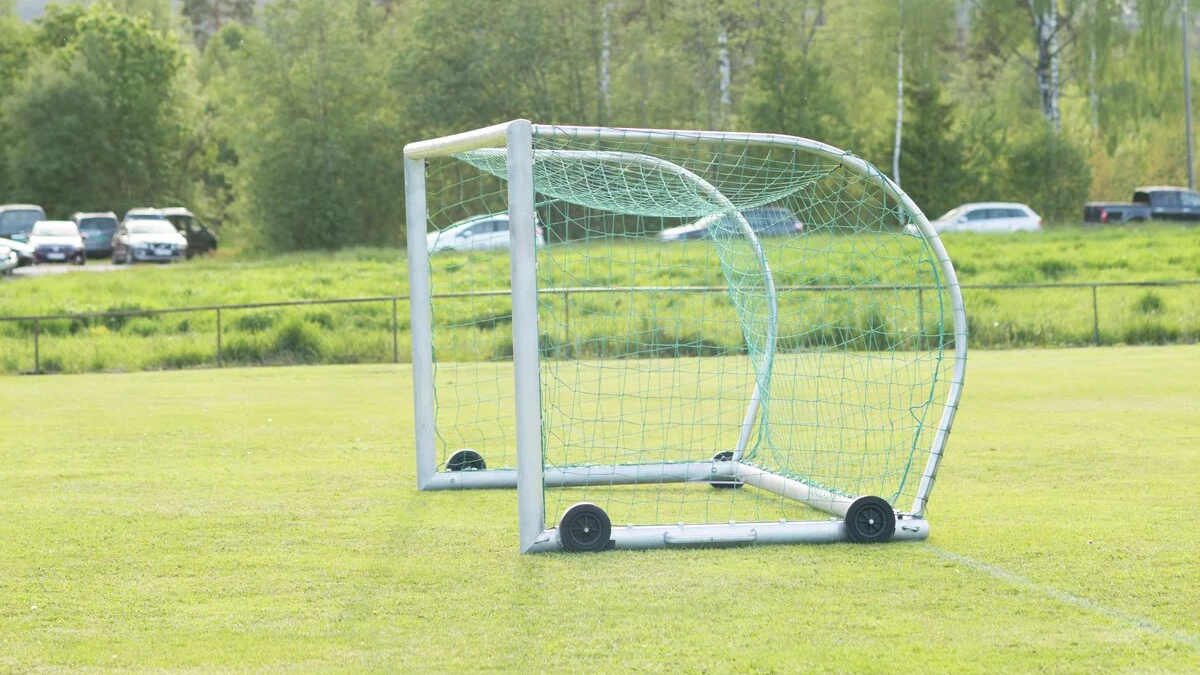 Bilde av et tomt fotballmål uten aktivitet