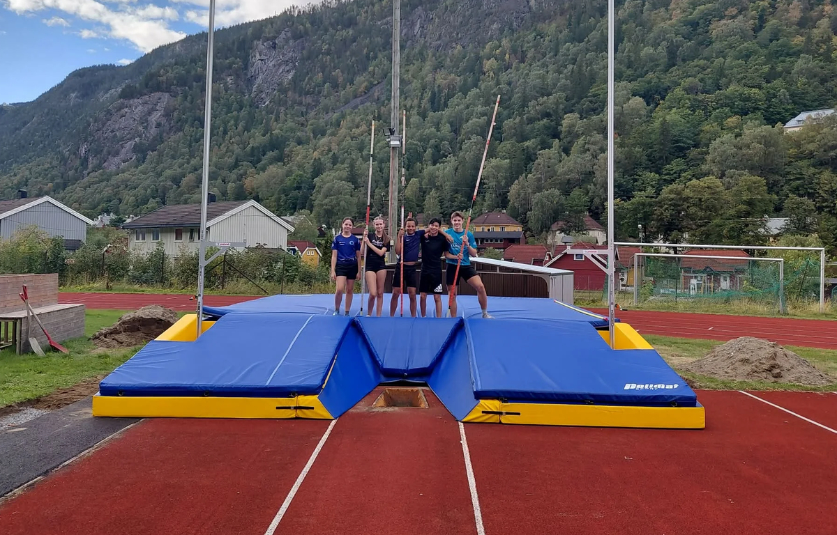 Ungdommer p&aring; stavmatte under f&oslash;rste trening