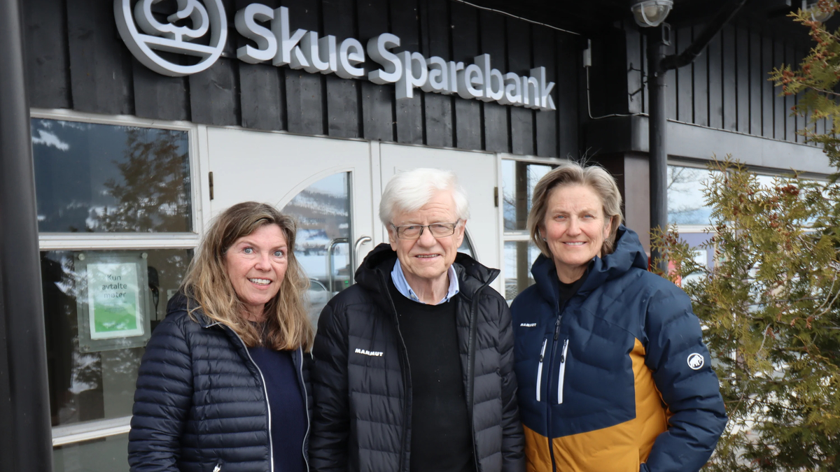 SYMBOLSK OVERREKKELSE AV STØTTE TIL KUNSTISBANE: Nils Jørgen Hardang (styreleder i Skuestiftelsen) (f.v.), Harald Sandvik (leder i Snøgg Skøyter), Øyvind Andreassen (styremedlem i Snøgg Skøyter) og Vilde Juvet Steinmoen (rådgiver i Skue Sparebank)