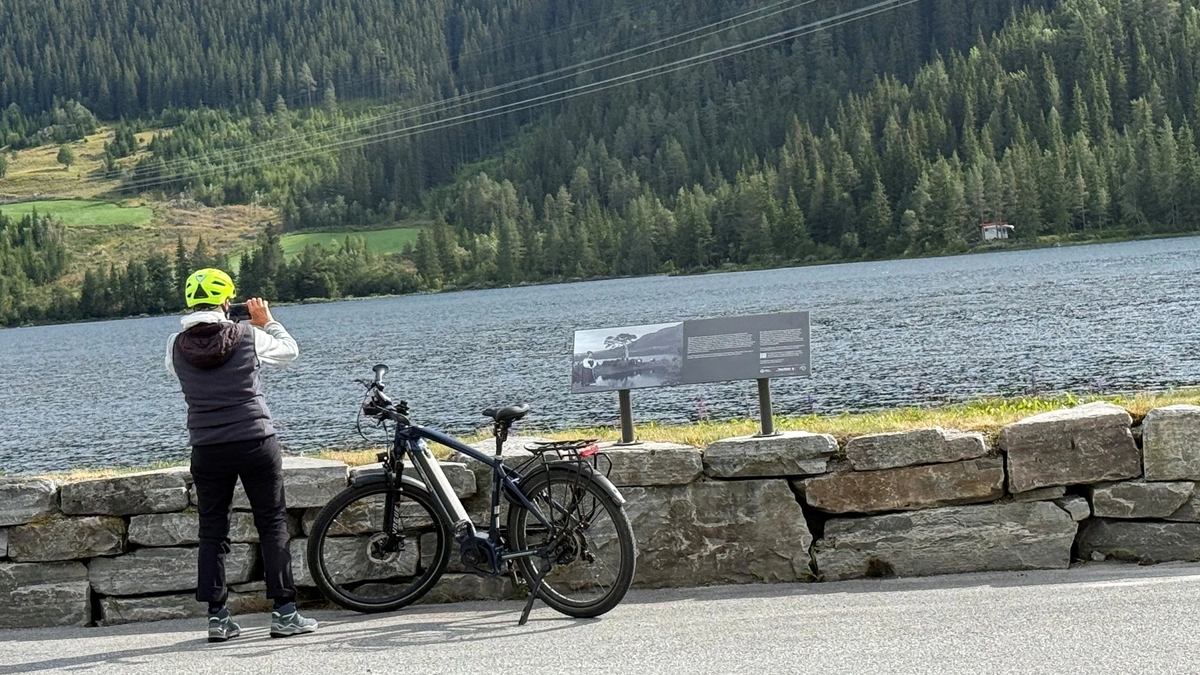 Turist ved ett av skiltene